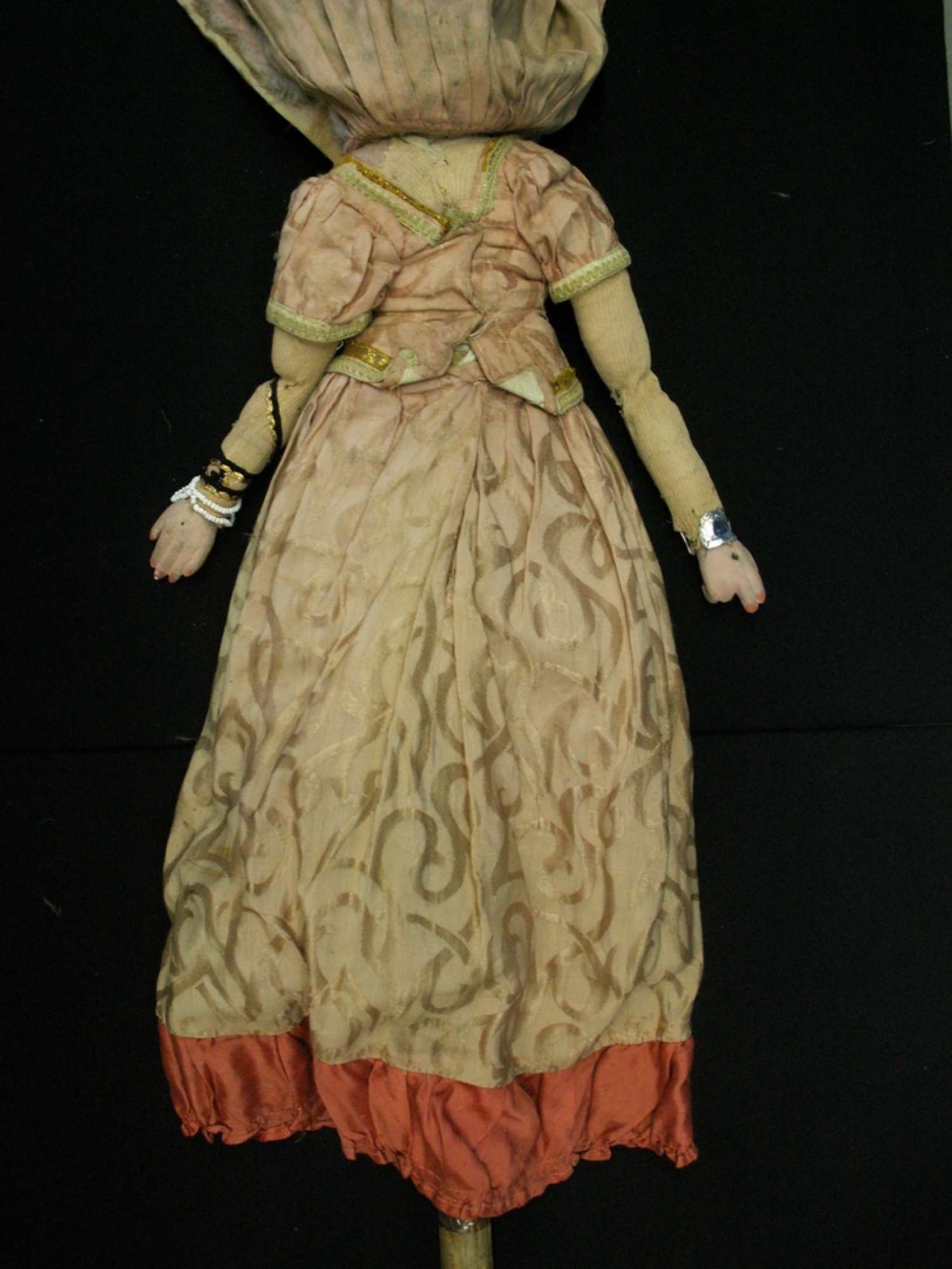 Governante prima senza mantello